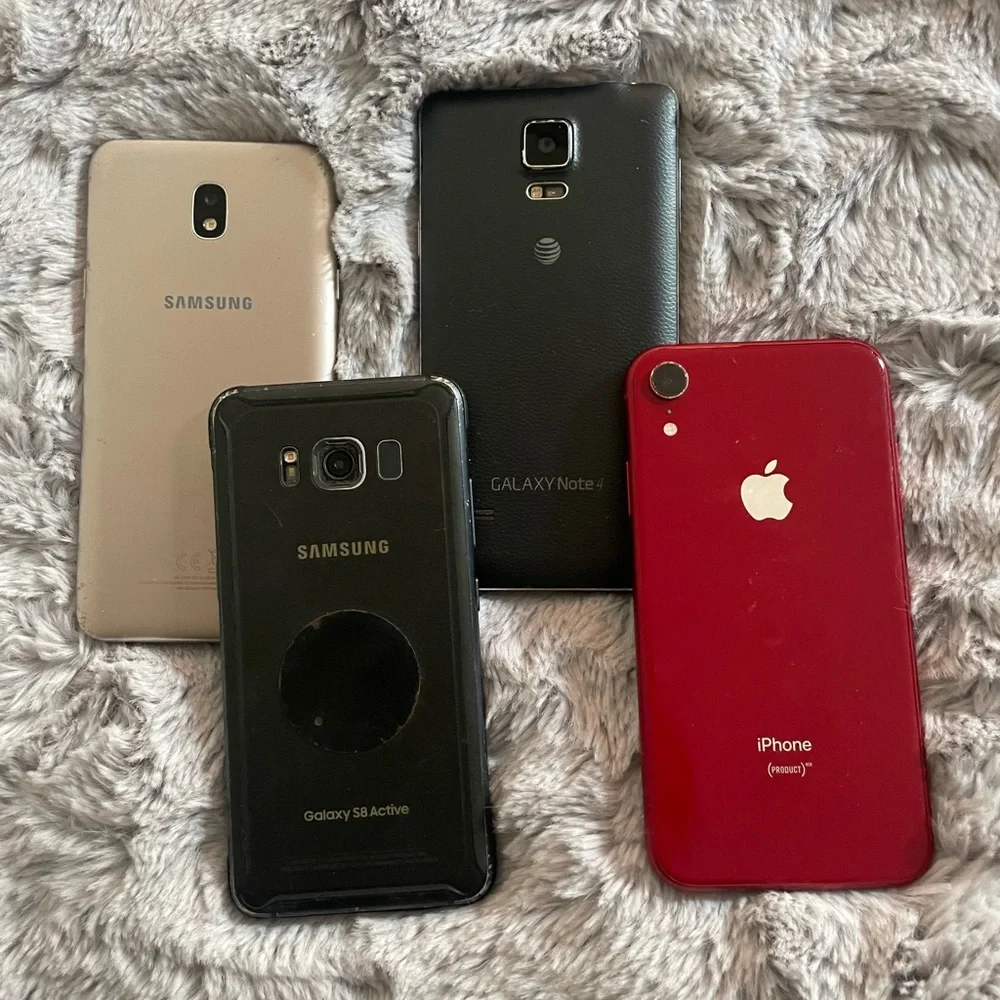 Bundle of smartphones Samsung and iPhone XR